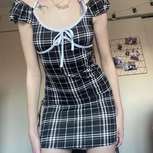 NWOT Romwe Black and‎ White Plaid Halter Style Women’s Size Small Machine…